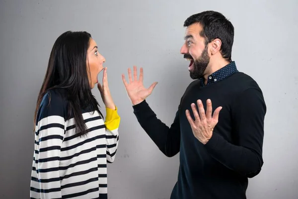 Casal Fazendo Gesto Surpresa Fundo Cinza — Fotografia de Stock