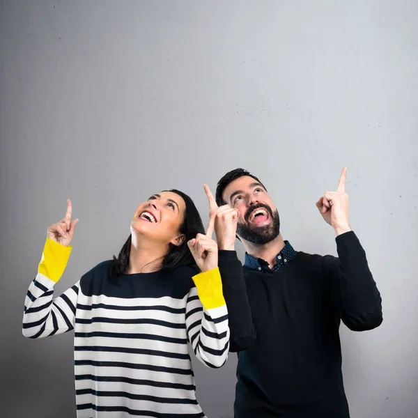 Couple Pointing Grey Background — Stock Photo, Image