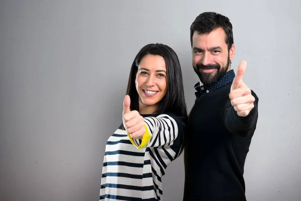 Pareja Con Pulgar Hacia Arriba Sobre Fondo Gris —  Fotos de Stock