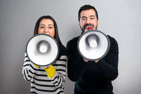 Paar Houden Een Megafoon Grijze Achtergrond — Stockfoto