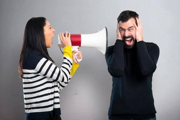 Ζευγάρι Κρατώντας Ένα Μεγάφωνο Γκρίζο Φόντο — Φωτογραφία Αρχείου