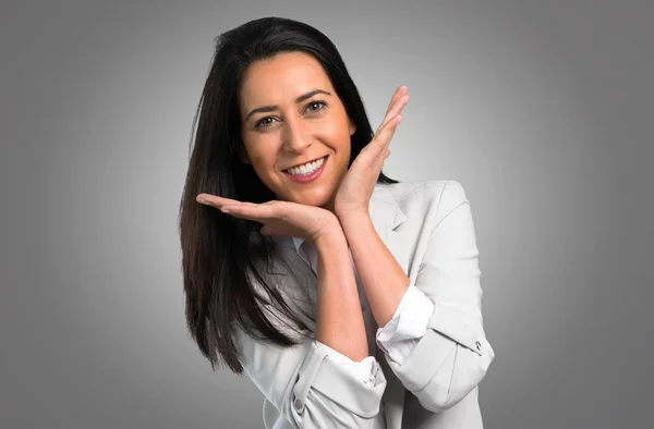 Glad Vacker Kvinna Grå Bakgrund — Stockfoto