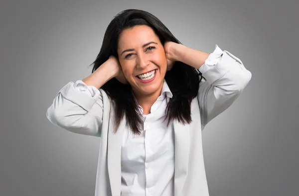 Mujer Bonita Cubriéndose Las Orejas Sobre Fondo Gris —  Fotos de Stock