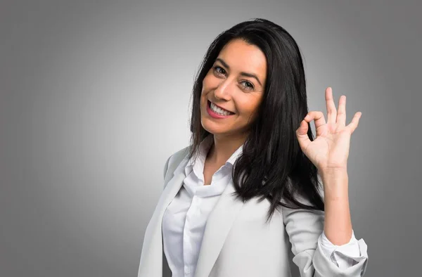 Mujer Bonita Haciendo Signo Sobre Fondo Gris —  Fotos de Stock