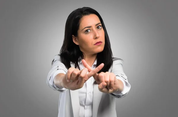 Mujer Bonita Haciendo Ningún Gesto Sobre Fondo Gris — Foto de Stock