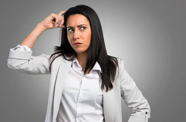 Mooie Vrouw Twijfels Grijze Achtergrond — Stockfoto