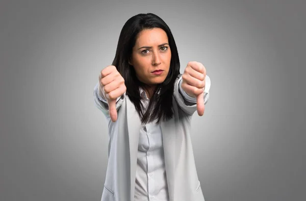 Mujer Bonita Haciendo Mala Señal Sobre Fondo Gris — Foto de Stock