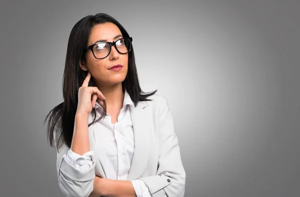 Mujer Bonita Con Gafas Pensando Fondo Gris —  Fotos de Stock