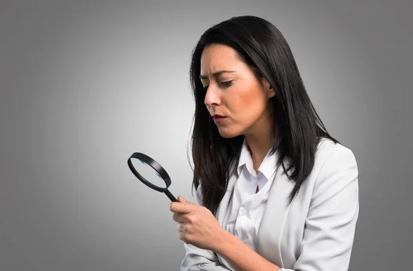 Mujer Bonita Con Lupa Sobre Fondo Gris —  Fotos de Stock