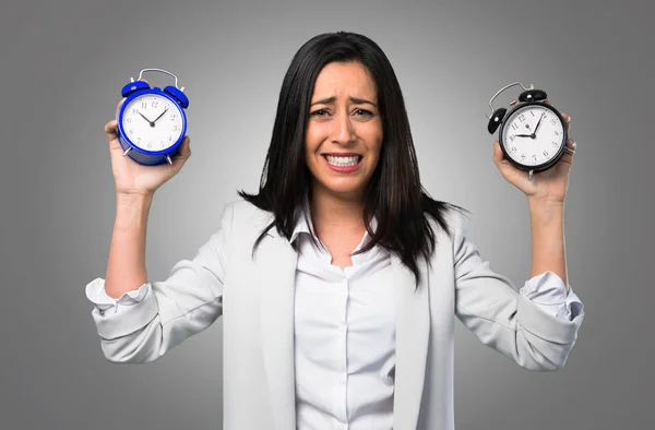 Mujer Bonita Sosteniendo Reloj Vintage Sobre Fondo Gris —  Fotos de Stock