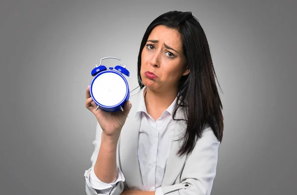 Mujer Bonita Sosteniendo Reloj Vintage Sobre Fondo Gris — Foto de Stock