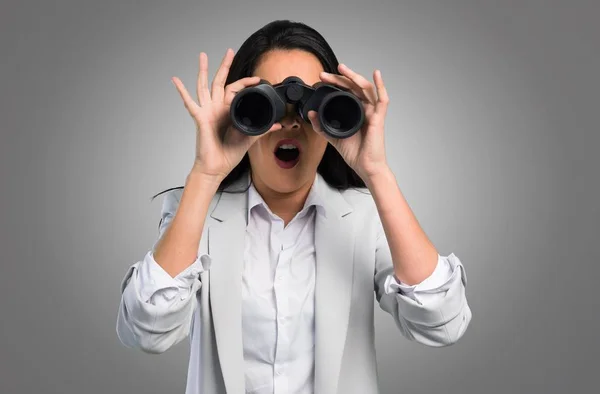 Mooie Vrouw Met Een Verrekijker Grijze Achtergrond — Stockfoto