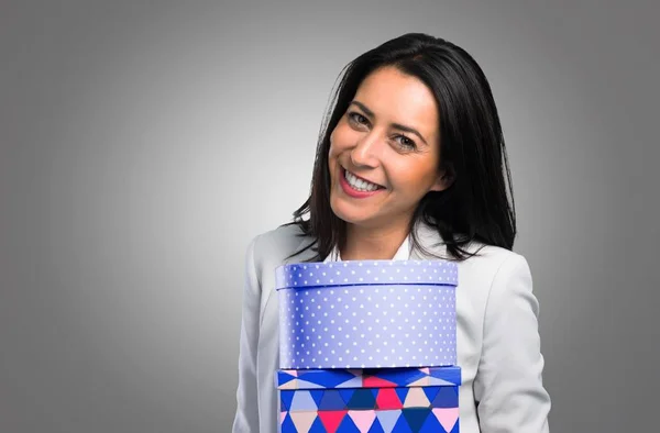 Mujer Bonita Sosteniendo Regalo Sobre Fondo Gris — Foto de Stock