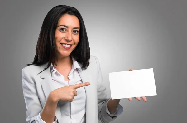 Hübsche Frau Mit Leerem Plakat Auf Grauem Hintergrund — Stockfoto