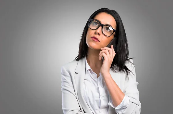 Mujer Bonita Hablando Con Móvil Sobre Fondo Gris —  Fotos de Stock