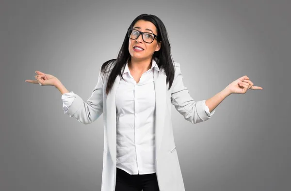 Bella Donna Che Indica Laterali Che Hanno Dubbi Sfondo Grigio — Foto Stock