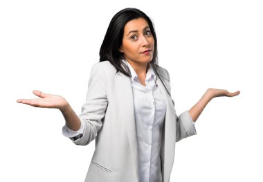 Güzel kadın beyaz arka plan üzerinde önemsiz jest yapma