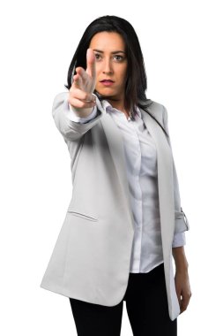 Güzel kadın yapım silah jest beyaz arka plan üzerinde