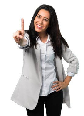 Güzel kadın bir beyaz arka plan üzerinde sayma