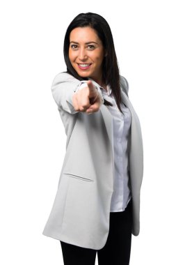 Beyaz arka plan üzerine açık işaret eden güzel bir kadın