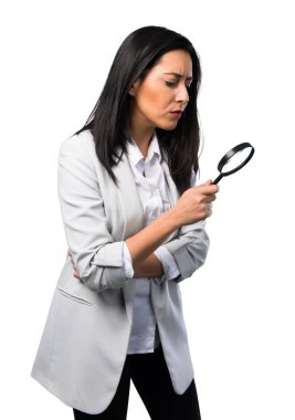 Beyaz arka plan üzerinde büyüteç ile güzel kadın