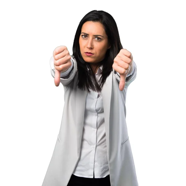 Mujer Bonita Haciendo Mala Señal Sobre Fondo Blanco — Foto de Stock