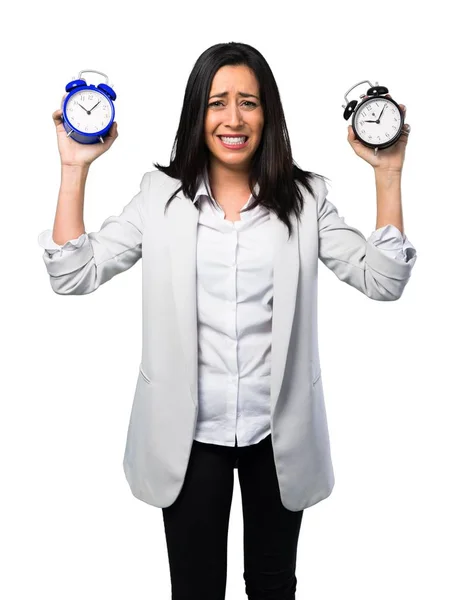 Mujer Bonita Sosteniendo Reloj Vintage Sobre Fondo Blanco — Foto de Stock