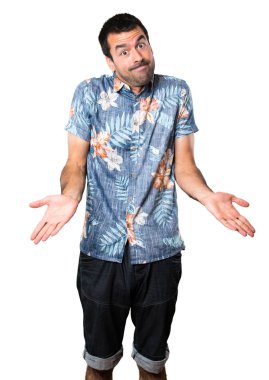 İzole beyaz arka plan üzerinde önemsiz jest yapma çiçek forması ile yakışıklı adam