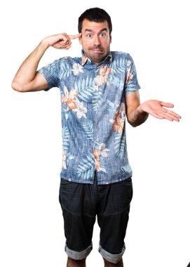 İzole beyaz arka plan üzerinde deli jest yapma çiçek forması ile yakışıklı adam
