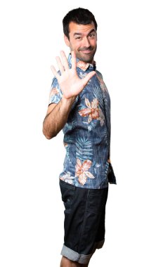 Yakışıklı çiçek gömlek beş izole beyaz zemin üzerine sayma ile