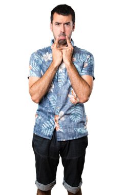 İzole beyaz zemin çiçek forması ile üzgün yakışıklı adam