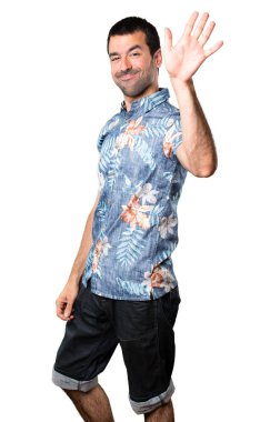 Çiçek gömlek izole beyaz arka plan üzerinde selamlayan ile yakışıklı adam