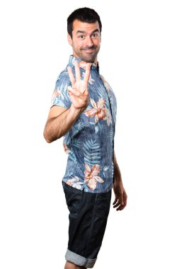 Yakışıklı çiçek gömlek izole beyaz zemin üzerinde üç sayma ile