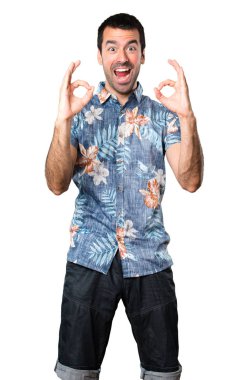 Ok işareti yapma çiçek forması ile yakışıklı adam beyaz arka plan izole