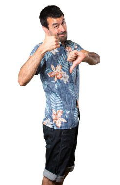 İyi-kötü işaret izole beyaz arka plan üzerinde yapma çiçek forması ile yakışıklı adam