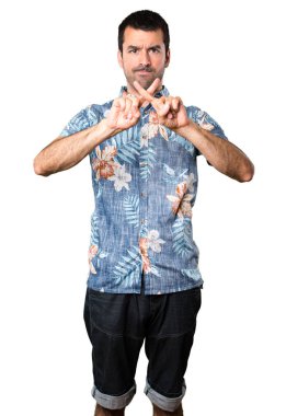 İzole beyaz arka plan üzerinde hiçbir jest yapma çiçek forması ile yakışıklı adam