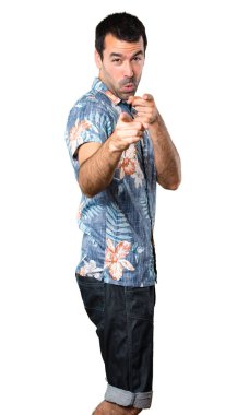 Çiçek gömlek izole beyaz zemin üzerine açık işaret ile yakışıklı adam