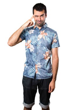 Çiçek gömlek düşünce izole beyaz arka plan ile yakışıklı adam