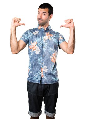 Çiçek gömlek izole beyaz zemin üzerine kendisiyle gurur ile yakışıklı adam