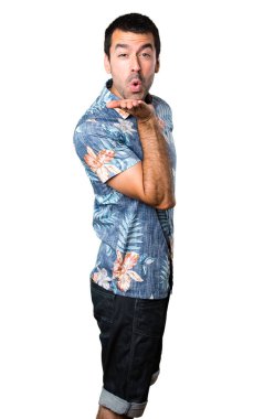 Yakışıklı çiçek gömlek izole beyaz arka plan üzerinde bir öpücük gönderme