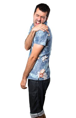 Omuz ağrısı izole beyaz zemin üzerine çiçek gömlek ile yakışıklı adam