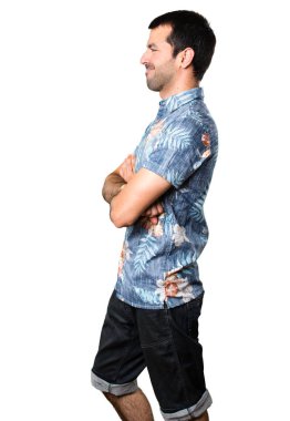 Yakışıklı çiçek gömlek izole beyaz arka plan üzerinde yanal arıyorsunuz