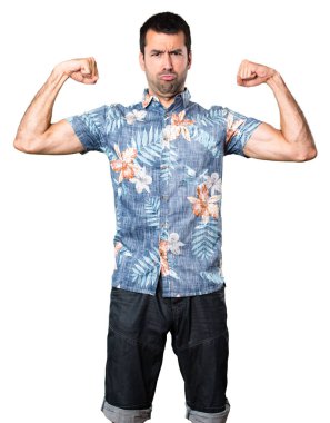 İzole beyaz arka plan üzerinde güçlü bir jest yapma çiçek forması ile yakışıklı adam