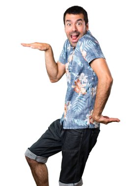 Çiçek gömlek izole beyaz arka plan üzerinde dans ile yakışıklı adam