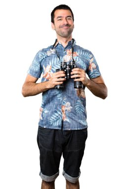 Çiçek gömlek izole beyaz arka plan üzerinde dürbün ile yakışıklı adam