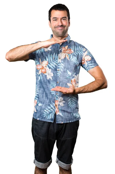 Bonito Homem Com Camisa Flor Segurando Algo Fundo Branco Isolado — Fotografia de Stock