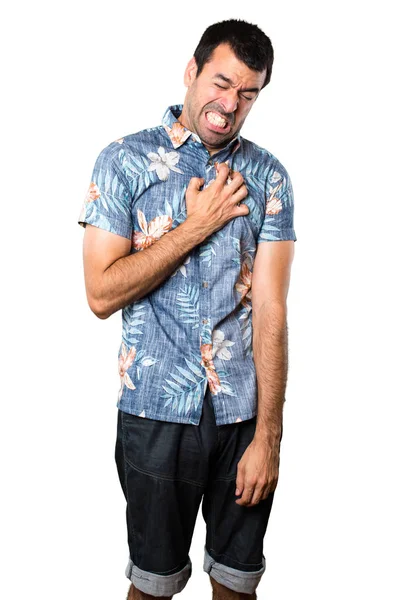 Çiçek gömlek izole beyaz zemin üzerine kalp acıyla ile yakışıklı adam