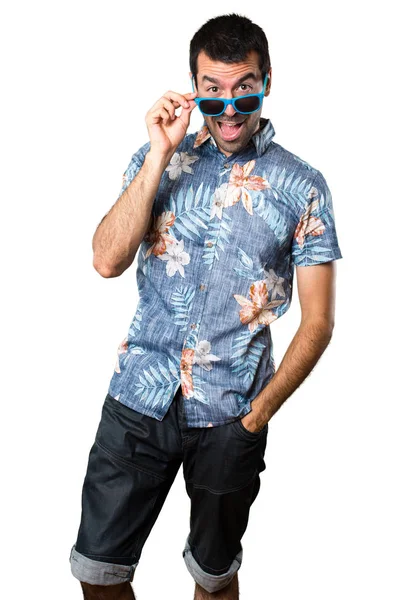 Bonito Homem Com Camisa Flor Com Óculos Sol Fundo Branco — Fotografia de Stock