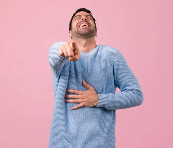 Handsome Man Pointing Finger Someone Laughing Lot Pink Background — Stock Photo, Image