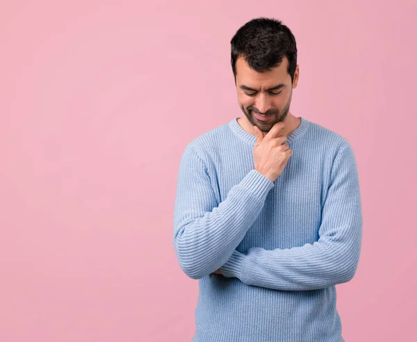 Hombre Guapo Pie Mirando Hacia Abajo Sobre Fondo Rosa —  Fotos de Stock